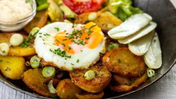 bratkartoffeln,bauernfrühstück *** baked potatoes,bacon and potato omelette jb1-lkv