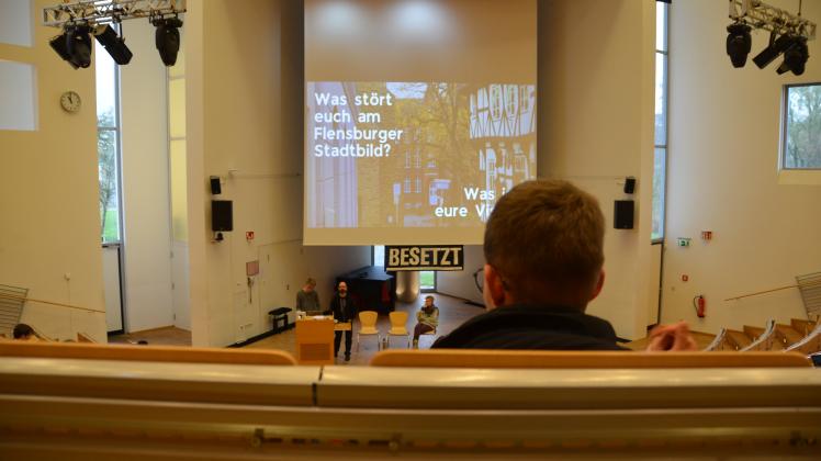 Fast leer: Das Audimax der Europa-Universität bei einer Diskussion über die Mobilitätswende in Flensburg während der Besetzung durch Klima-Aktivisten am Donnerstag.