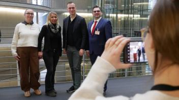 Bundestagsabgeordneter Johannes Arlt (2.v.r.) hatte drei Apotheker aus seinem Wahlkreis zum Fachgespräch nach Berlin eingeladen: Ines Behnke, Doreen Wegner und Armin Noeske (v.l.).