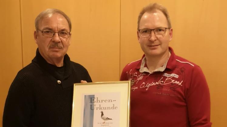 Reinhard Buck (links) wurde von Tobias Buck für 50 Jahre Mitgliedschaft im Brieftaubenverein „Sturmvogel“ geehrt.
