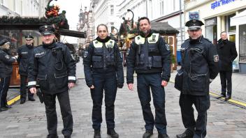 Hat bereits Tradition auf dem Schweriner Weihnachtsmarkt: die gemeinsame Streife von Polizei und Kommunalem Ordnungsdienst.