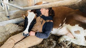 Charlotte Rothert arbeitet mit Kühen und schult mit ihrem Unternehmen Galaxis Tierhalter.