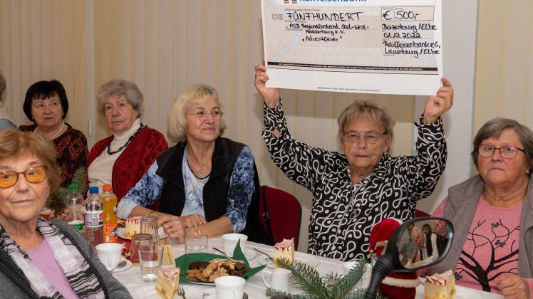 Die Senioren beim Betreuten Wohnen in Boizenburg freuen sich über die Unterstützung der Raiffeisenbank Lauenburg, die auch in diesem Jahr einen Spendenscheck in Höhe von 500 Euro überreichen konnte. 
