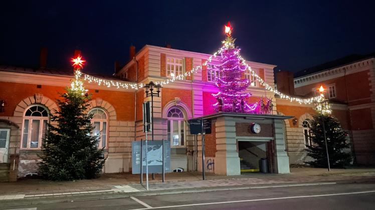 Es leuchtet wieder am Bützower Bahnhof. Drei Weihnachtsbäume und viel Licht hat Poppe Gerken mit seinen Mitarbeitern dort installiert.
