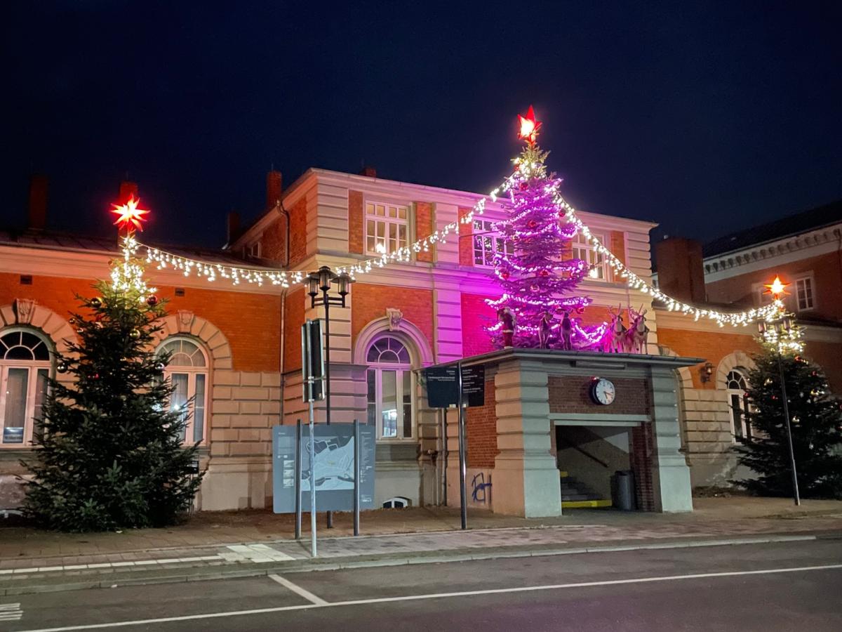 Bützow: Poppe Gerken schmückt Bahnhof wieder mit Weihnachtsbäumen | SVZ