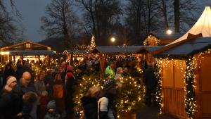 Der Winterwald, wie der kleine gemütliche Weihnachtsmarkt der Eutin Tourismus GmbH zwischen Schloss und Schlossterrassen in Eutin heißt, ist an allen Adventswochenenden geöffnet und auch vor Einbruch der Dunkelheit gut besucht.