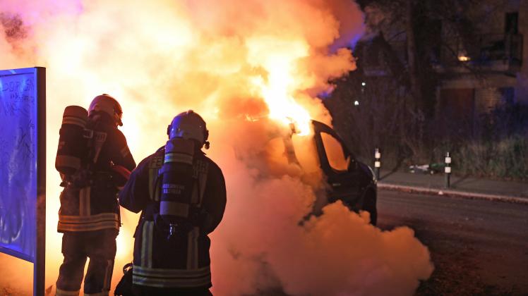 Auto auf Rostocker Parkplatz lichterloh in Flammen: Feuerwehr ohne Löschwasser lange zum Zuschauen verdammt – Brandstiftung?