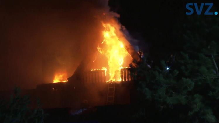 Dachstuhl in Rostock geht in Flammen auf