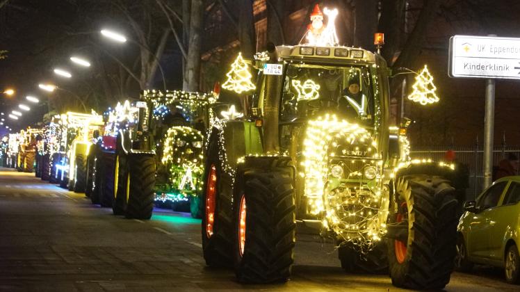Die beleuchteten Traktoren aus Stormarn auf ihrem Weg zum UKE in Hamburg