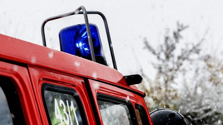 Trosdorf, Deutschland 19. November 2022: Ein Einsatzfahrzeug der Feuerwehr, 112, mit Blaulicht im Winter bei Schneefall