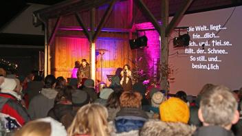 Sören Schröder und Sängerin Lara Kriegesmann begeisterten die Besucher bei „Klein Nordende singt“ im Töverhuus 