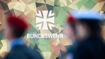 Berlin, Feierliches Gelöbnis zum Gründungstag der Bundeswehr Das Logo der Bundeswehr mit Rekrut:innen am 12.11.2022 wäh