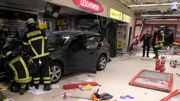 Auto rast in Dortmunder Einkaufszentrum - Fahrer verletzt