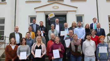 Neun Schulen aus Schleswig Holstein haben kürzlich im „plus-MINT Talentzentrum Louisenlund“ ihre Auszeichnungen als „MINT-freundliche Schule“ und „Digitale Schule“ erhalten.