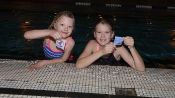 Clara (7, links) erschwamm Sonntag ihr Bronzeabzeichen, Emilia (10) ihre Silber-Auszeichnung.