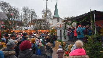 Als der Musikzug der Freiwilligen Feuerwehr Ganderkesee am Sonntagnachmittag auf dem Weihnachtsmarkt Klassiker aus der Weihnachtszeit spielte, tanzte das Publikum.