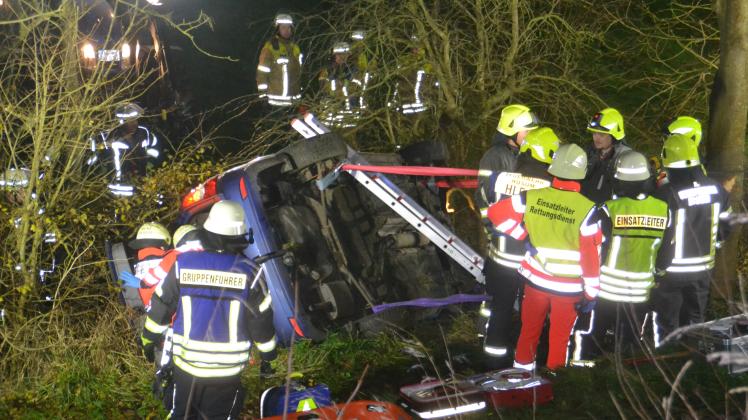 90 Feuerwehrkräfte waren zu Spitzenzeiten an der Rettung der Autofahrerin beteiligt.
