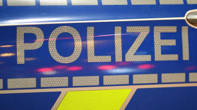 18.11.2022, Düsseldorf, Polizeieinsatz Schriftzug Polizei in Nahaufnahme NRW Deutschland *** 18 11 2022, Düsseldorf, pol