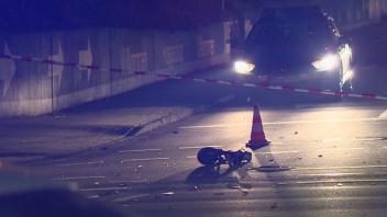 Eine E-Scooter-Fahrerin ist am Sonntagabend an der Stedinger Straße von einem Auto erfasst und schwer verletzt worden. 
