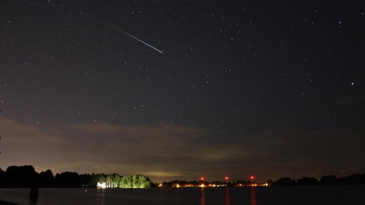 Sternschnuppe über dem Einfelder See: Auch Mitte Dezember könnten Sterngucker wieder Glück haben und am nächtlichen Himmel ein besonderes Schauspiel zu sehen bekommen. 