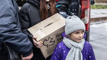 Ukrainian army volunteers distribute boxes of humanitarian aid in the centre of Kherson. PUBLICATIONxINxGERxSUIxAUTxONL