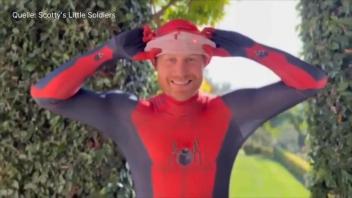 Prinz Harry überrascht Waisenkinder als Spider Man