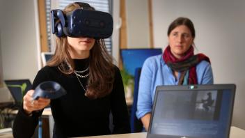 Prof. Simone Pülschen (r.) und Marie Merschhemke testen die VR-Brille.