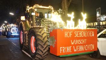 Die beleuchteten Traktoren von „Wir bringen euch zum Strahlen“ fahren in diesem Jahr ein zweites Mal. Dann geht es nach Lübeck. 