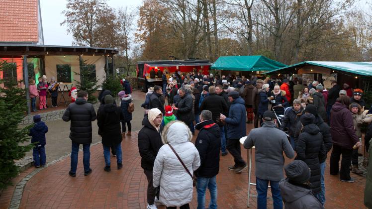 Am Samstagnachmittag war auf dem Schulhof der Grundschule Wehrendorf wieder Weihnachtsmarkt.