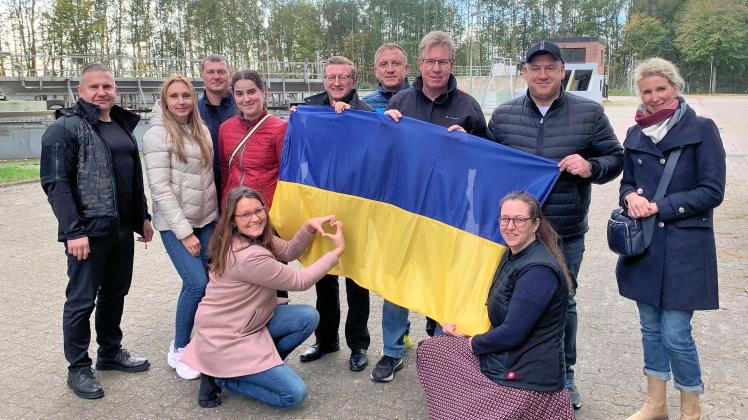 Die Gäste aus der Ukraine und Mitarbeitende des OOWV trafen sich auf verschiedenen Standorten des OOWV. Hier auf der Kläranlage Brake entstand das Gruppenfoto.