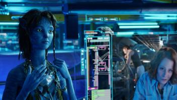 Avatar 2: In dieser Szene ist Sigourney Weaver zweimal zu sehen - als Alien-Teenager Kiri und als Grace Augustine.