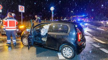 Nach einem Verkehrsunfall in Bad Essen ist am Montagabend ein 18-jähriger Autofahrer ins Krankenhaus gebracht worden.  