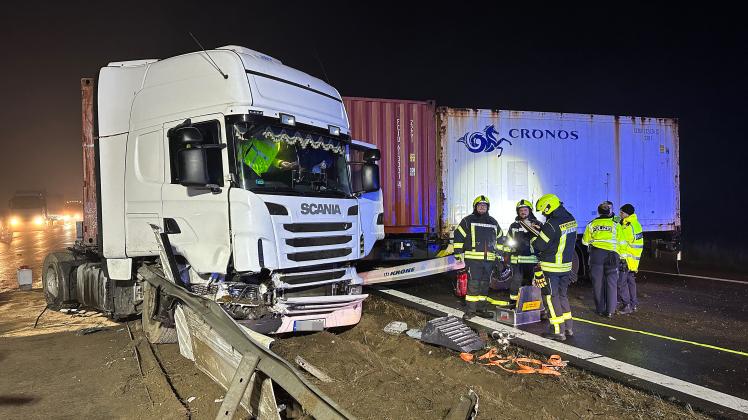 Schwerer Unfall auf der A24: Lkw durchbricht Mittelschutzplanke - Feuerwehren im Einsatz