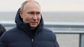 Ukraine-Krieg - Russlands Präsident Putin besucht Krim-Brücke