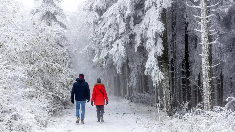 Winterwetter im Taunus Die Landschaft rund um den Großen Feldberg im Taunus zeigt sich am zweiten Advent winterlich mit