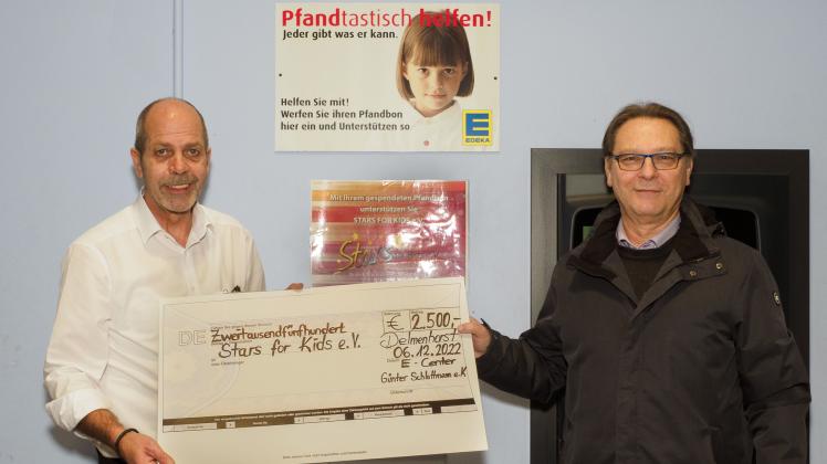 Inhaber Günter Schlottmann (links) überreicht den Spendenscheck an Stars for Kids-Vertreter Rudolf Mattern.