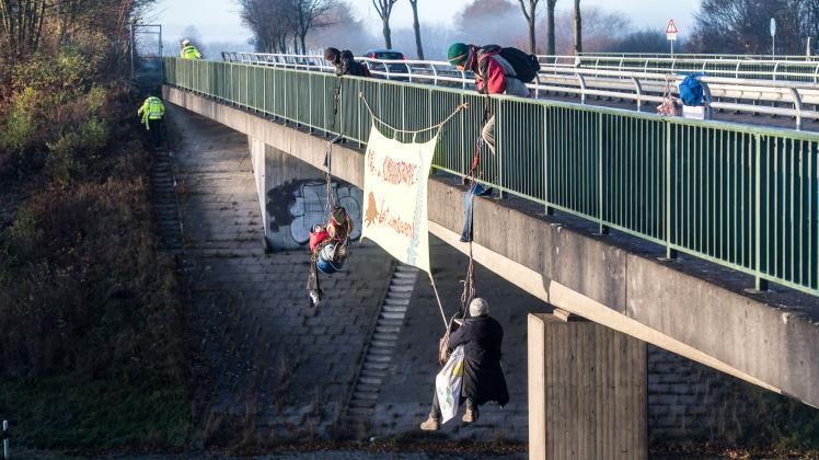 Die Aktion sorgte Ende November 2020 für Aufsehen: Klimaaktivisten seilten sich von der Autobahnbrücke bei Hüsby ab.