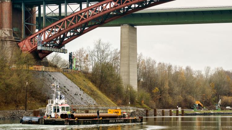 Ein Frachter transportiert unter der alten Levensauer Hochbrücke Baumaterial. Neben der alten soll die neue Brücke gebaut werden. 