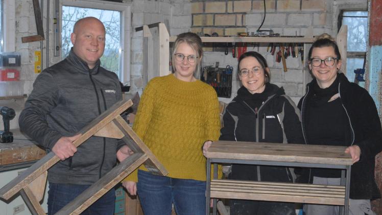 Gut drauf und schon gespannt:Marie Hahn und Dietrik Barkmeijer mit Tina Schustereit und Sina Zimmermann von der Möbelmanufaktur Wood & Nails.