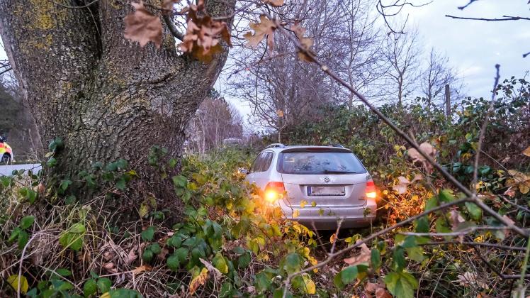 Der VW Golf kam von der Fahrbahn ab und fuhr in den Graben, wo er einen großen Baum nur knapp verfehlte.