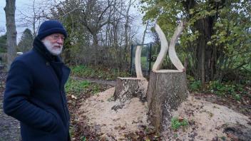Kai Wimmer mit seiner unfertigen Skulputur. Insgesamt sollen es drei Skulpturen werden.