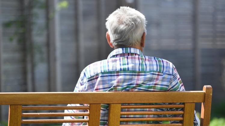 Themenbild:RENTE MIT 68 JAHREN. Archivfoto: Ruestiger alter Mann (92 Jahre) sitzt im Garten auf einer Bank. Ruecken,von