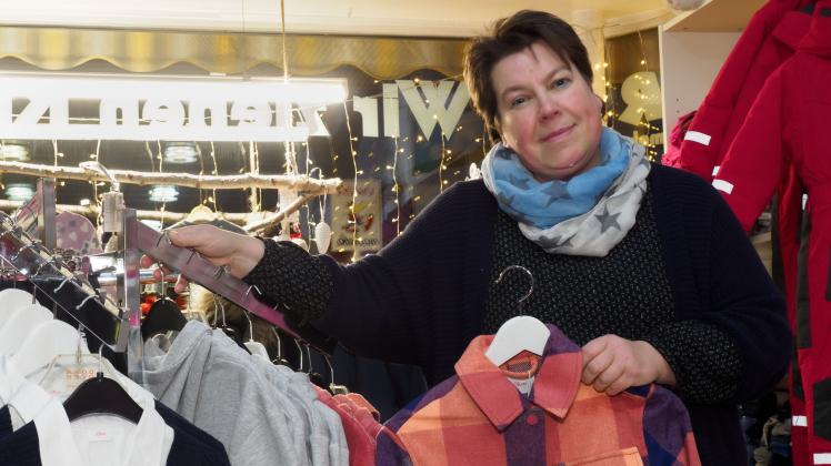 Sie freut sich über ein bislang recht ansprechendes Weihnachtsgeschäft: Sandra Volk betreibt seit 24 Jahren in Ganderkesee das Geschäft Eisbär Kindermode.