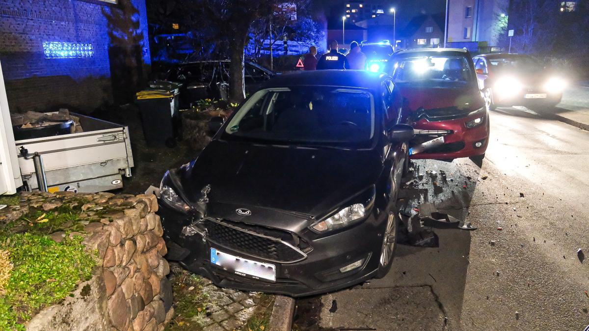 Unfall in Harrislee: Auto gerammt und in Mauer geschoben | SHZ