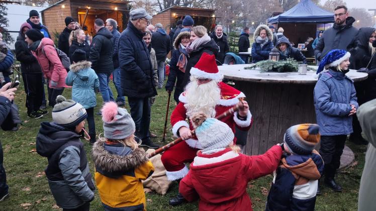 Ein Höhepunkt für die Kinder beim Techentiner Adventsvergnügen: Der Weihnachtsmann war mit der Feuerwehr gekommen.
