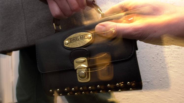 Bei einem Handtaschenraub wie auf diesem Symbolbild wurde am 6. Mai in Pinneberg eine Frau leicht verletzt. Der TÃ¤ter flÃ¼chtete mit der Beute.