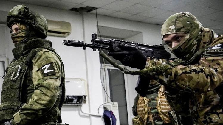 Militär-Training in Rostov: Russland baut nach Einschätzung britischer Geheimdienste zunehmend Verteidigungsstellungen an der Grenze zur Ukraine auf.