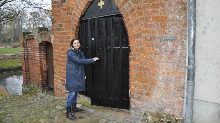 Maria Pegelow öffnet die Tür zu ihrer Turmwohnung im Wallgebäude.