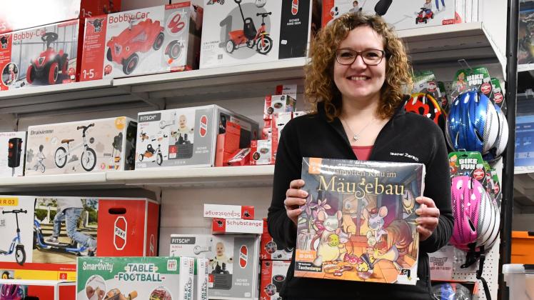 Das Spiel „Klamottenklau im Mäusebau“ ist bei Twenhäfel Spielwaren in Bramsche in diesem Jahr sehr gefragt - genauso wie Gesellschaftsspiele im Allgemeinen, sagt Mitarbeiterin Isabel Zersch.