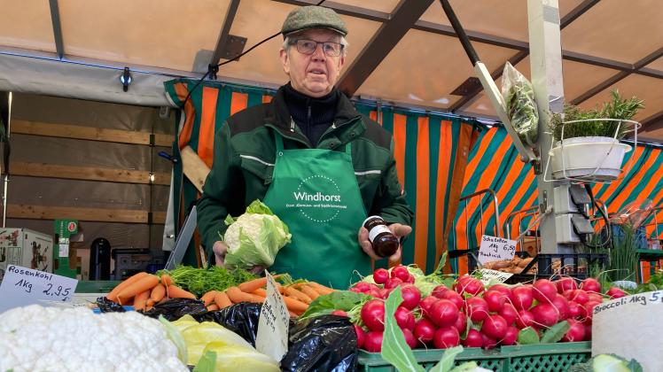 Der Blumenkohl und die selbstgemachte Marmelade sind laut Friedhelm Windhorst wenige der regionalen Waren, die er in seinem Stand auf dem Wochenmarkt noch verkauft.